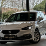 Vue avant côté droit de la SEAT Leon 2021 extérieur profil avant