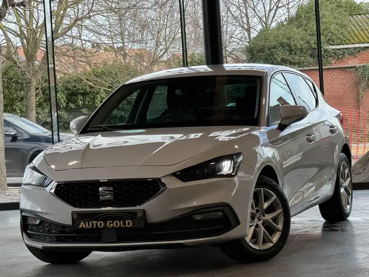 Vue avant côté droit de la SEAT Leon 2021 extérieur profil avant